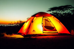 چادر مسافرتی در شب